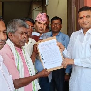 हरवा–चरवाले बुझाए मन्त्रीलाई ज्ञापनपत्र, माग सम्बोधन नभए आन्दोलन गर्ने चेताबनी हरवा–चरवाले बुझाए मन्त्रीलाई ज्ञापनपत्र, माग सम्बोधन नभए आन्दोलन गर्ने चेताबनी