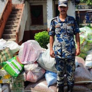 सिरहाबाट साढे १६ लाख बराबरको अवैध सामान बरामद सिरहाबाट साढे १६ लाख बराबरको अवैध सामान बरामद