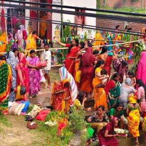 सरस्वती नदीमा स्नान गर्ने महिलाको भीड - जितिया पर्व